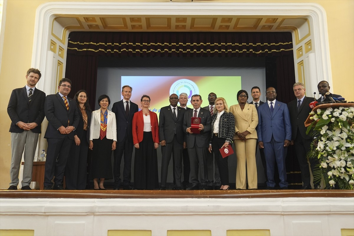 Galatasaray Kulübü Başkanı Dursun Özbek'e (sağ 6) Galatasaray Lisesi'ndeki Tevfik Fikret...