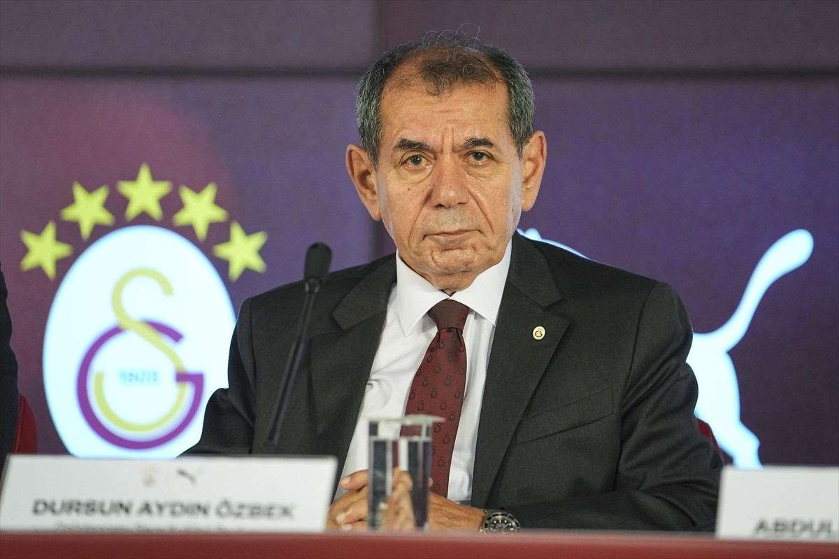 Galatasaray Kulübü ile Puma arasındaki forma sponsorluğu anlaşmasının yenilenmesine ilişkin imza...