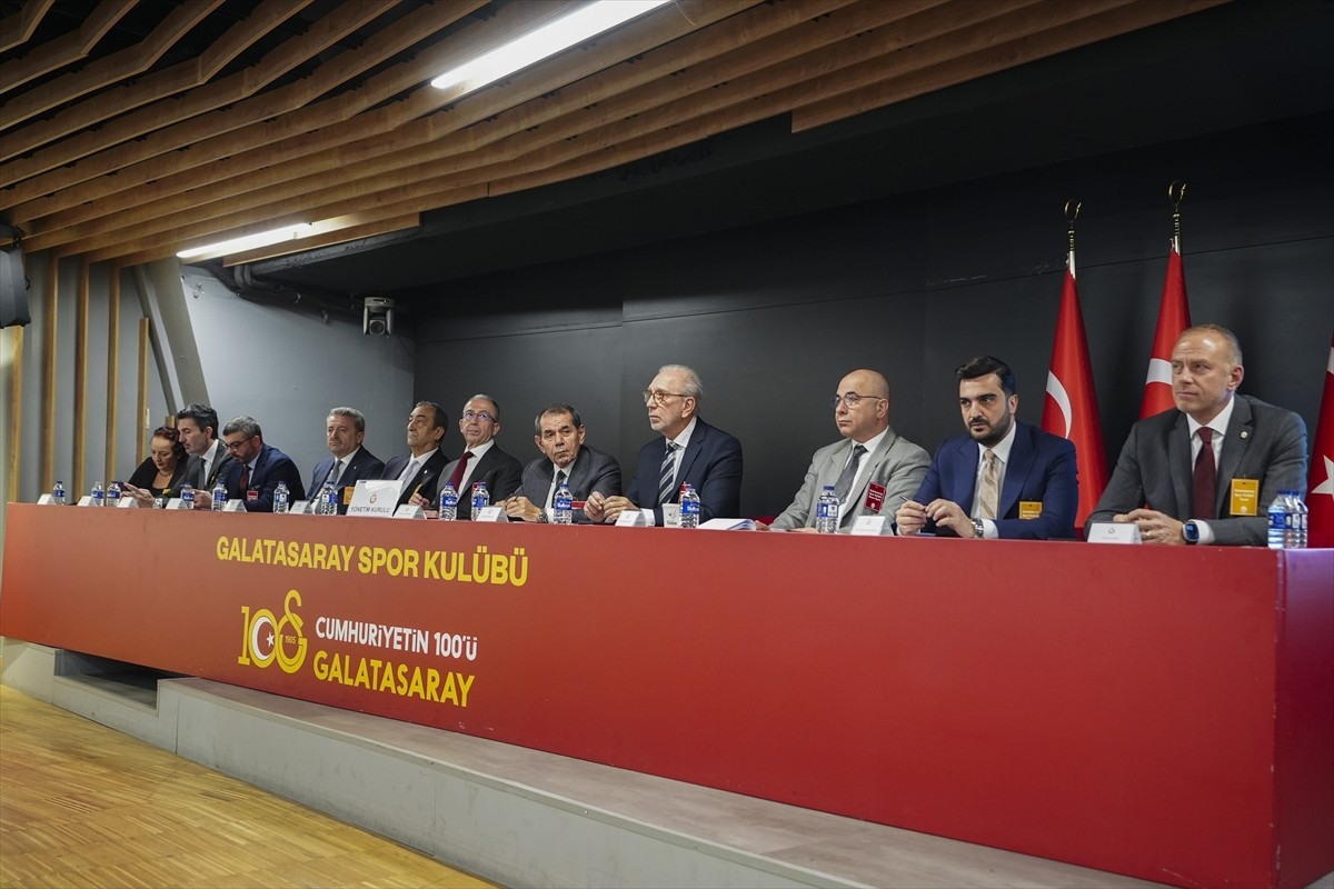 Galatasaray Kulübünde aralık ayı olağan divan kurulu toplantısı gerçekleştirildi. RAMS Park'ta...