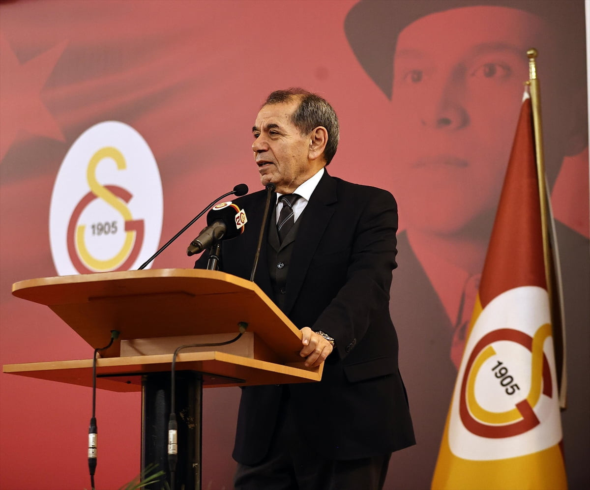 Galatasaray Kulübünde yeni üyeler için berat töreni düzenlendi. Galatasaray Lisesi Tevfik Fikret...