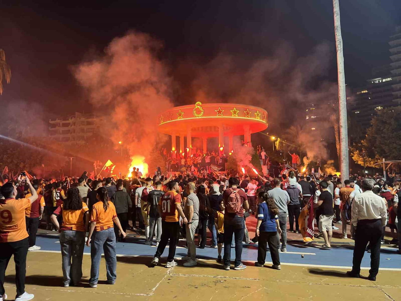 GALATASARAY TARAFTARLARI, ADNAN MENDERES BULVARI SAHİLİNDEKİ GALATASARAY MEYDANINA AKIN ETTİ.