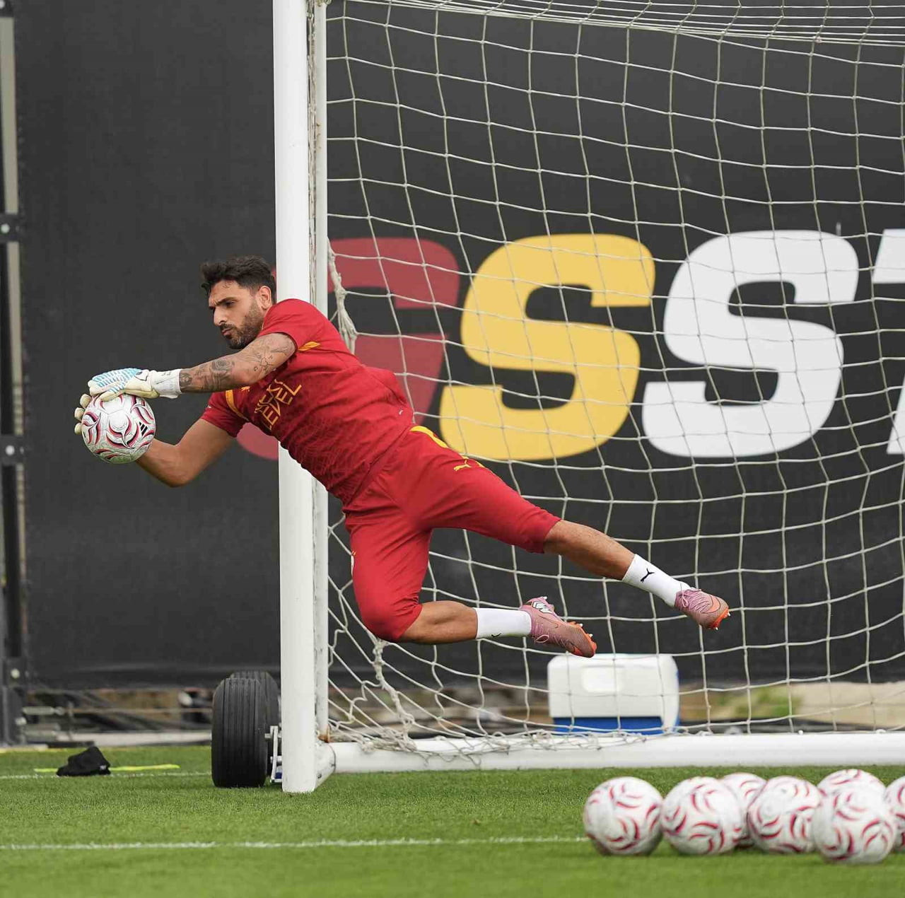 GALATASARAY, YENİ SEZON HAZIRLIKLARINI BUGÜN KEMERBURGAZ METİN OKTAY TESİSLERİ’NDE YAPTIĞI...