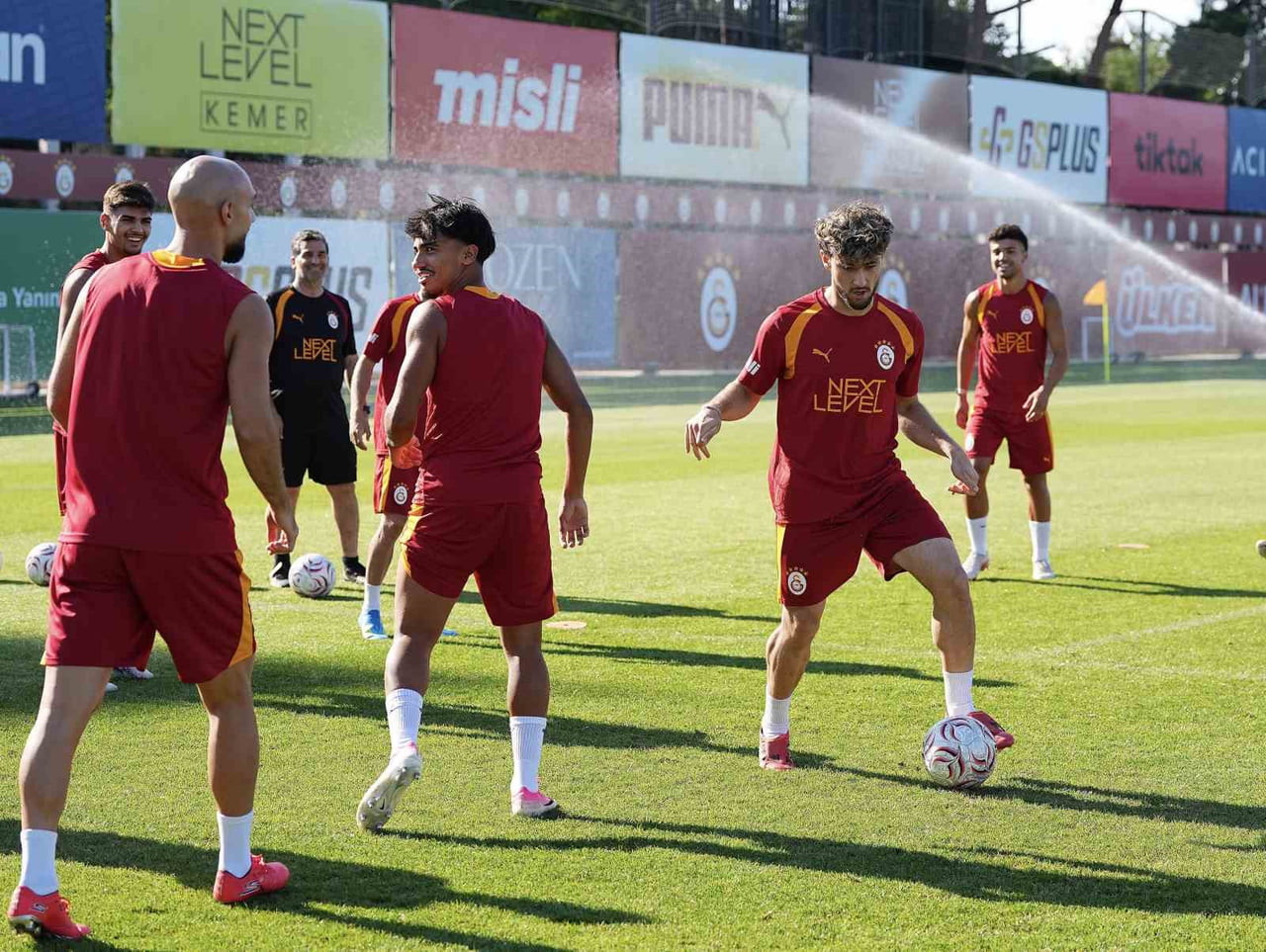 GALATASARAY, YENİ SEZON HAZIRLIKLARINI BUGÜN YAPTIĞI ANTRENMANLARLA SÜRDÜRDÜ.