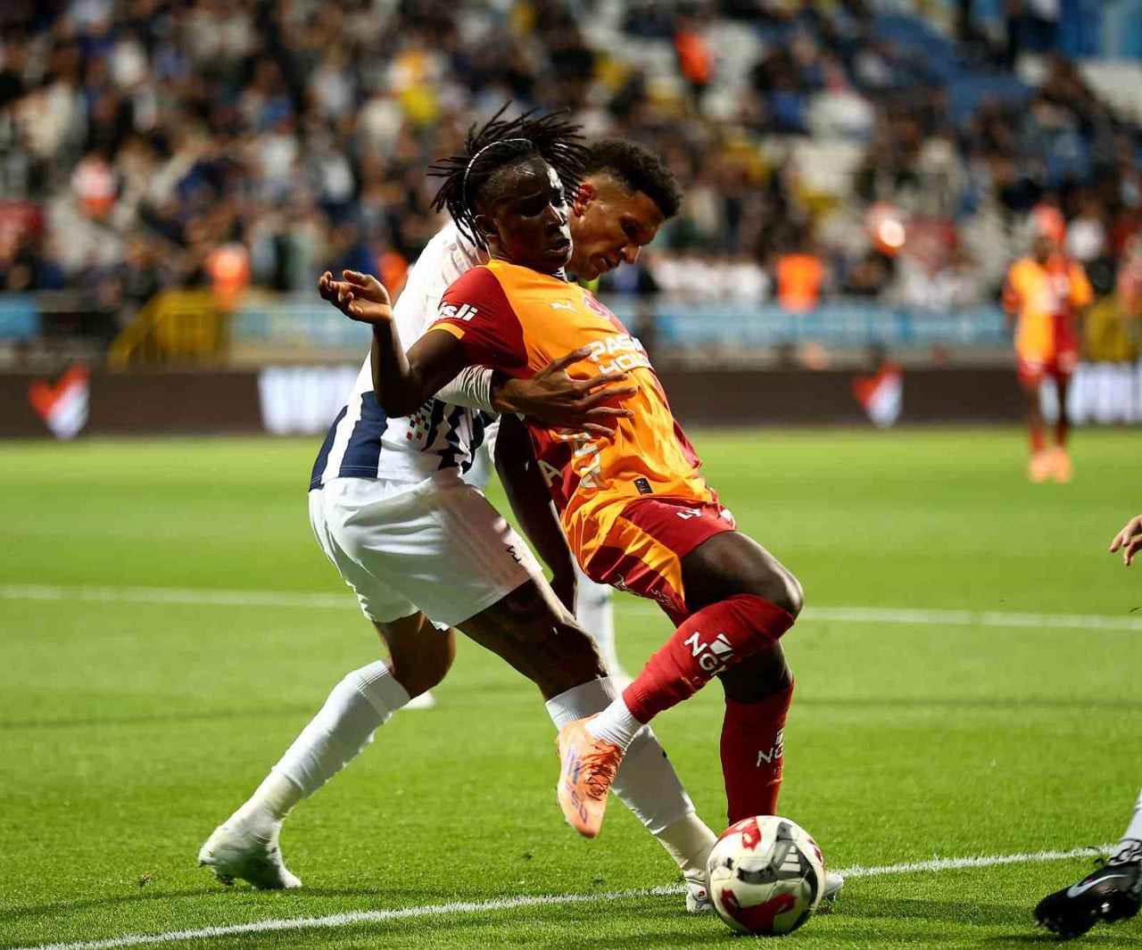 GALATASARAY'IN GİNE BİSSAULU FUTBOLCUSU RENATO NHAGA, KASIMPAŞA MAÇINDA SAKATLANDI VE 60. DAKİKADA...