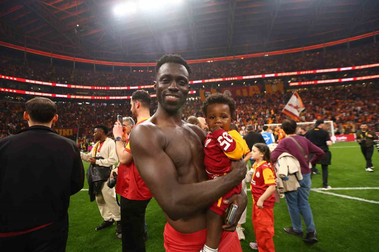 GALATASARAY'IN KOLOMBİYALI FUTBOLCUSU DAVİNSON SANCHEZ, SÜPER LİG'DE ŞAMPİYON OLDUKLARI...
