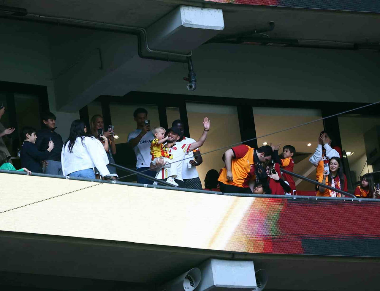 GALATASARAY’IN ESKİ FUTBOLCUSU DRİES MERTENS, AİLESİYLE BİRLİKTE ANTALYASPOR MAÇINI TRİBÜNDEN...