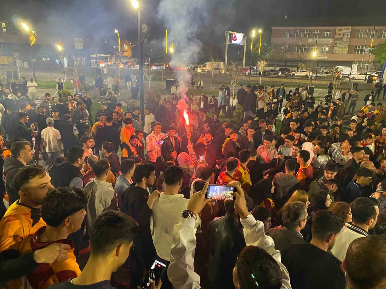 GALATASARAY’IN ŞAMPIYONLUĞU ELAZIĞ’DA KUTLANDI