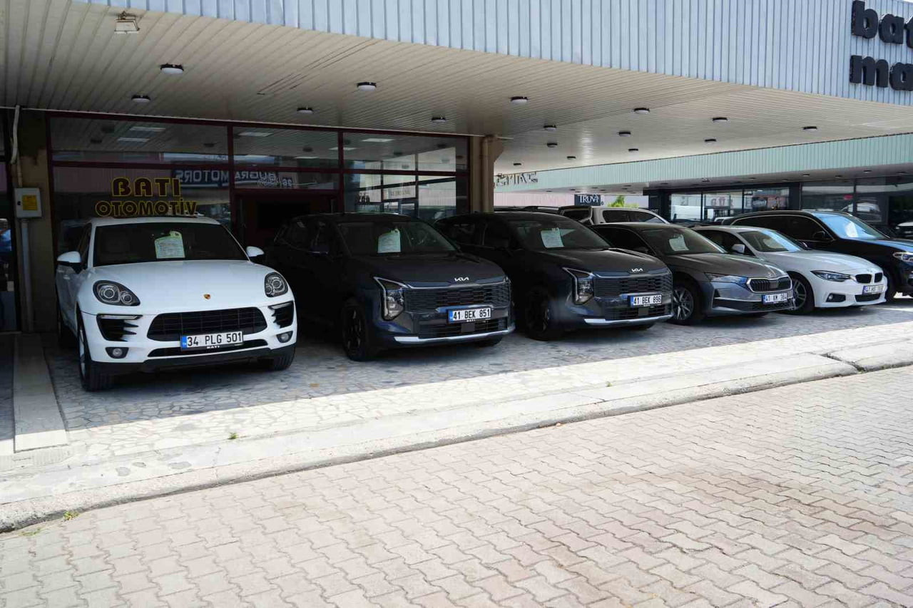 GALERİDEKİ ARABALAR