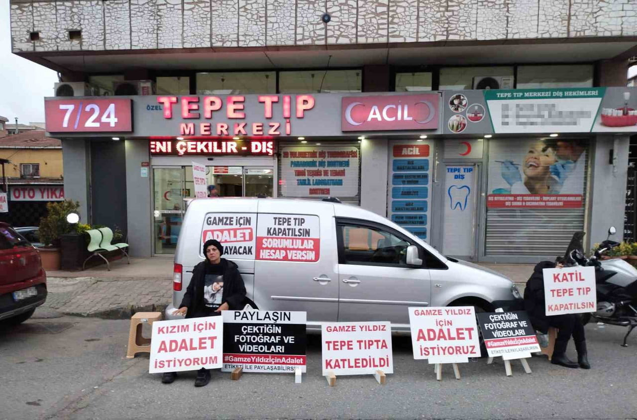 GAMZE YILDIZ'IN AİLESİ, HASTANE ÖNÜNDE EYLEM BAŞLATTI.