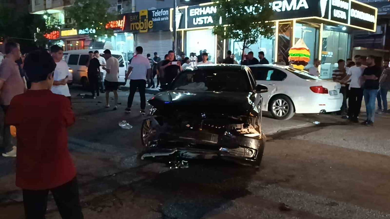 GAP MAHALLESİ'NDE İKİ OTOMOBİLİN ÇARPIŞMASI SONUCU MEYDANA GELEN TRAFİK KAZASINDA 1 KİŞİ...