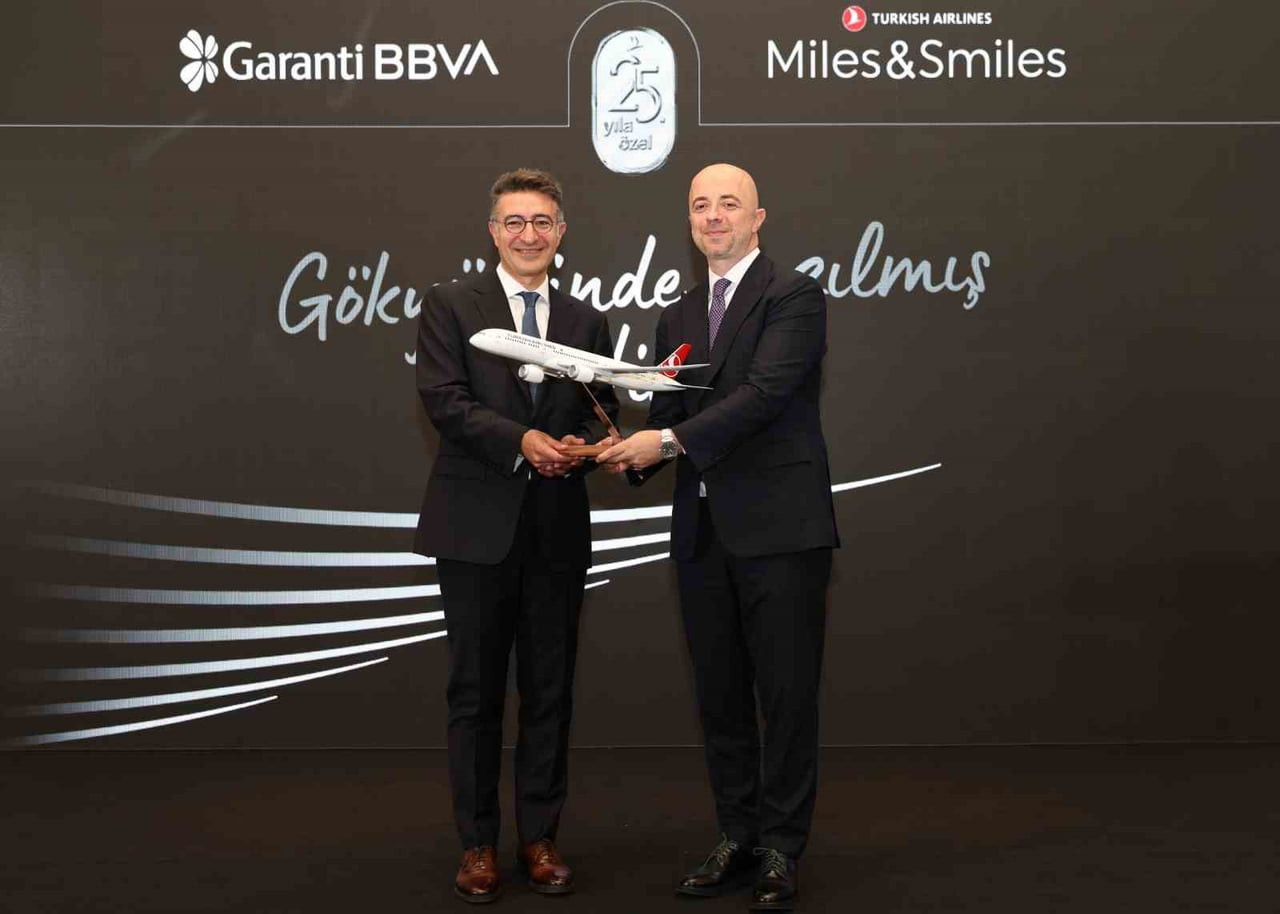 GARANTİ BBVA GENEL MÜDÜRÜ MAHMUT AKTEN(SOLDAKİ) VE TÜRK HAVA YOLLARI GENEL MÜDÜRÜ AHMET(SAĞDAKİ)...