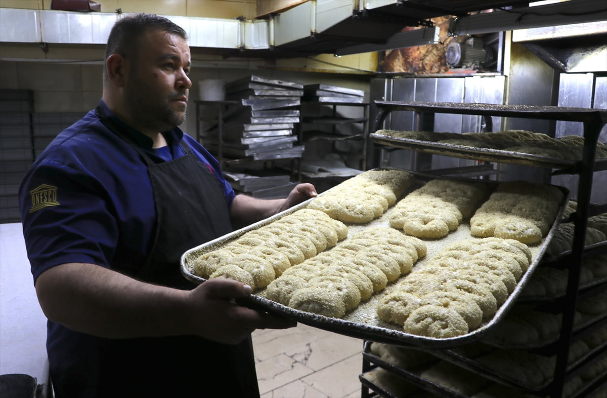 Gastronomi kenti Gaziantep'te yılın 11 ayı beklenen ramazan kahkesi tezgahlarda yerini aldı. Kahke...