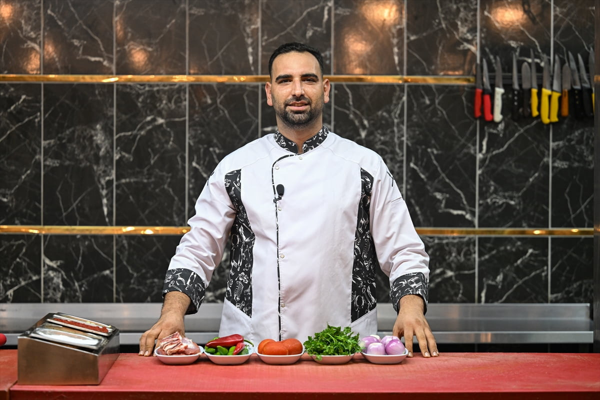 Gastronomi şehri Hatay'ın lezzetlerinden tepsi kebabı, yöre halkı ve turistlerce beğeniyle...