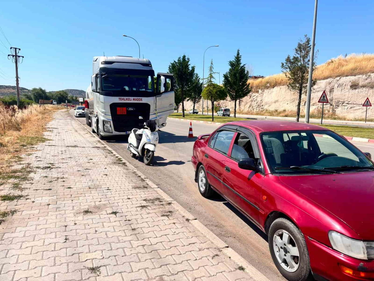 GAZ YÜKLÜ TIR OTOMOBİLE ÇARPTI: 1 YARALI
