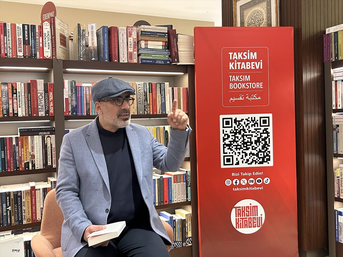 Gazeteci yazar Turan Kışlakçı, Taksim Camii Külliyesi'ndeki Taksim Kitabevi'nde düzenlenen...