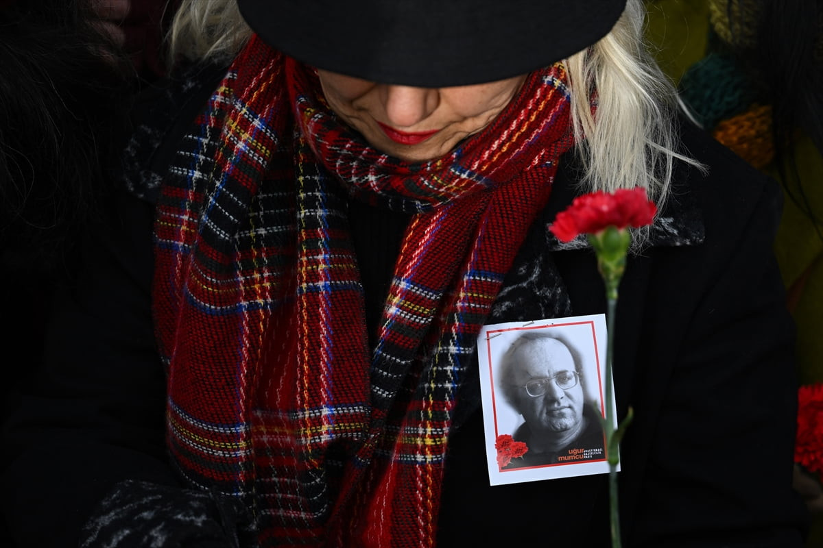 Gazeteci-Yazar Uğur Mumcu'nun 33'nci ölüm yıldönümü nedeniyle evinin önünde anma töreni...