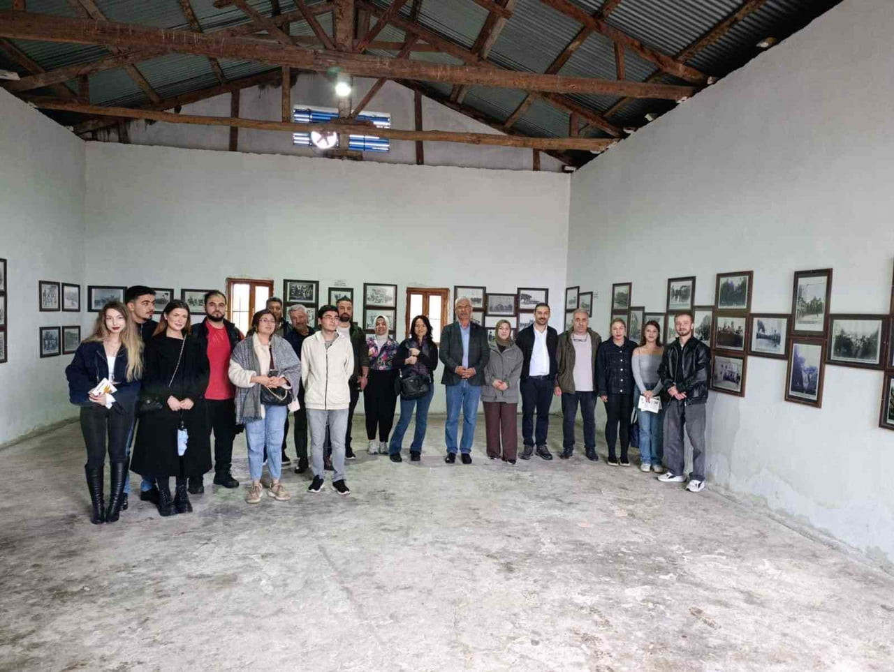 GAZETECİLİK BÖLÜM BAŞKANI DOÇ. DR. KENAN ATEŞGÖZ İLE DOÇ. DR. SEVDA ÜNAL, ÖĞRETİM ÜYELERİ DOÇ. DR....