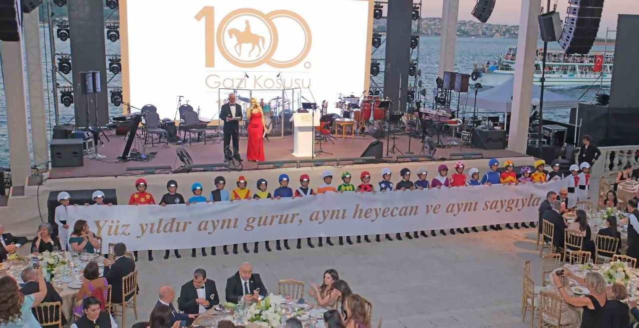 GAZİ KOŞUSU ÖNCESİNDE, YARIŞ CAMİASININ PAYDAŞLARI İLE SANAT, SPOR VE MEDYA DÜNYASININ ÖNDE GELEN...