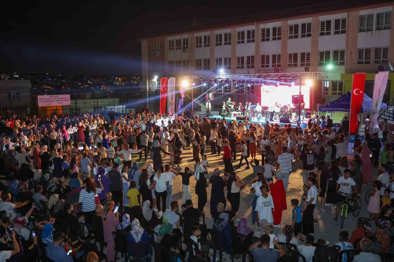 GAZİANTEP BÜYÜKŞEHİR BELEDİYESİ, "MAHALLEMDE KONSER VAR" ETKİNLİĞİYLE ŞEHRİN SEVİLEN SANATÇILARINI...