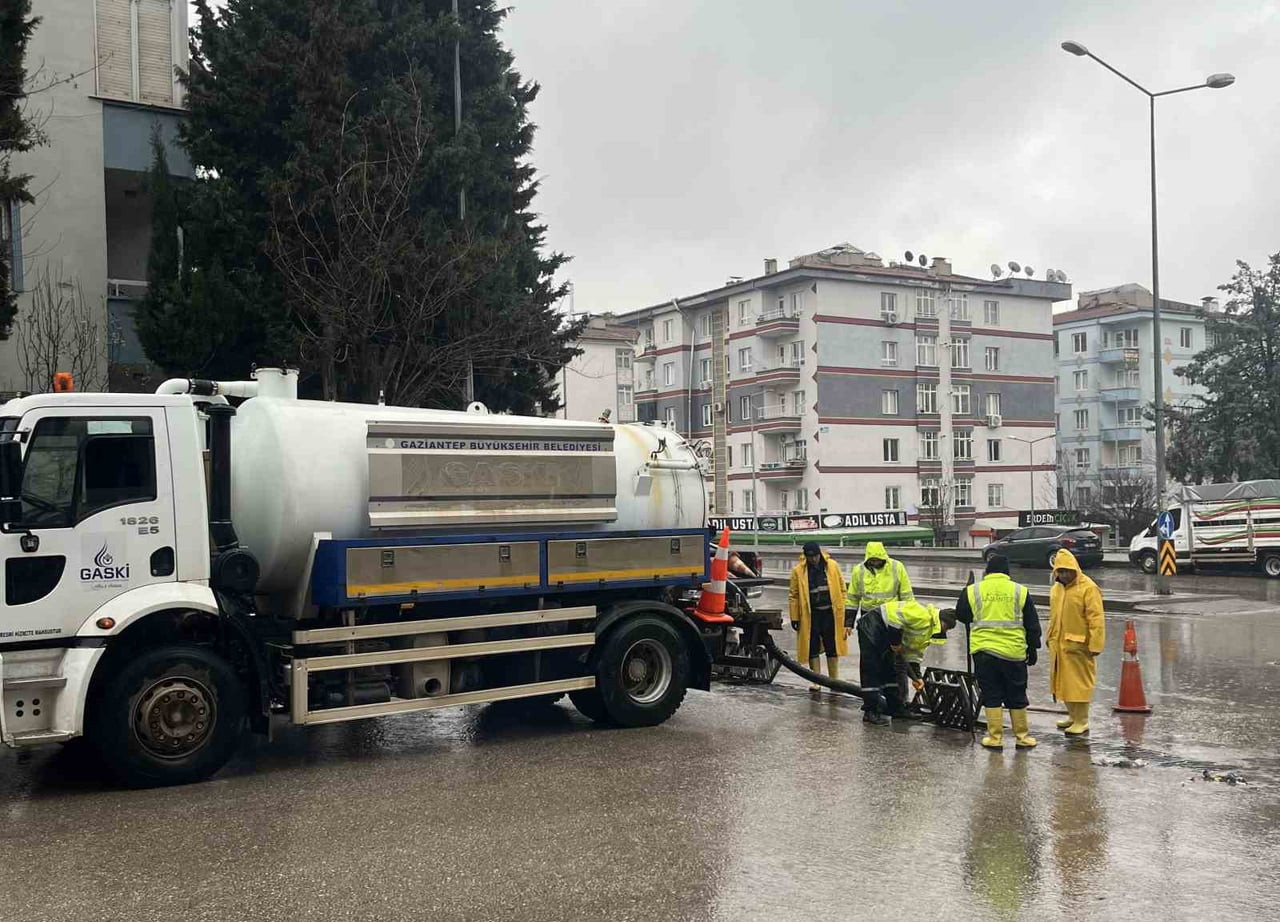 GAZİANTEP BÜYÜKŞEHİR YAĞIŞA KARŞI SAHADA: YAKLAŞIK 900 PERSONELLE KESİNTİSİZ MÜDAHALE