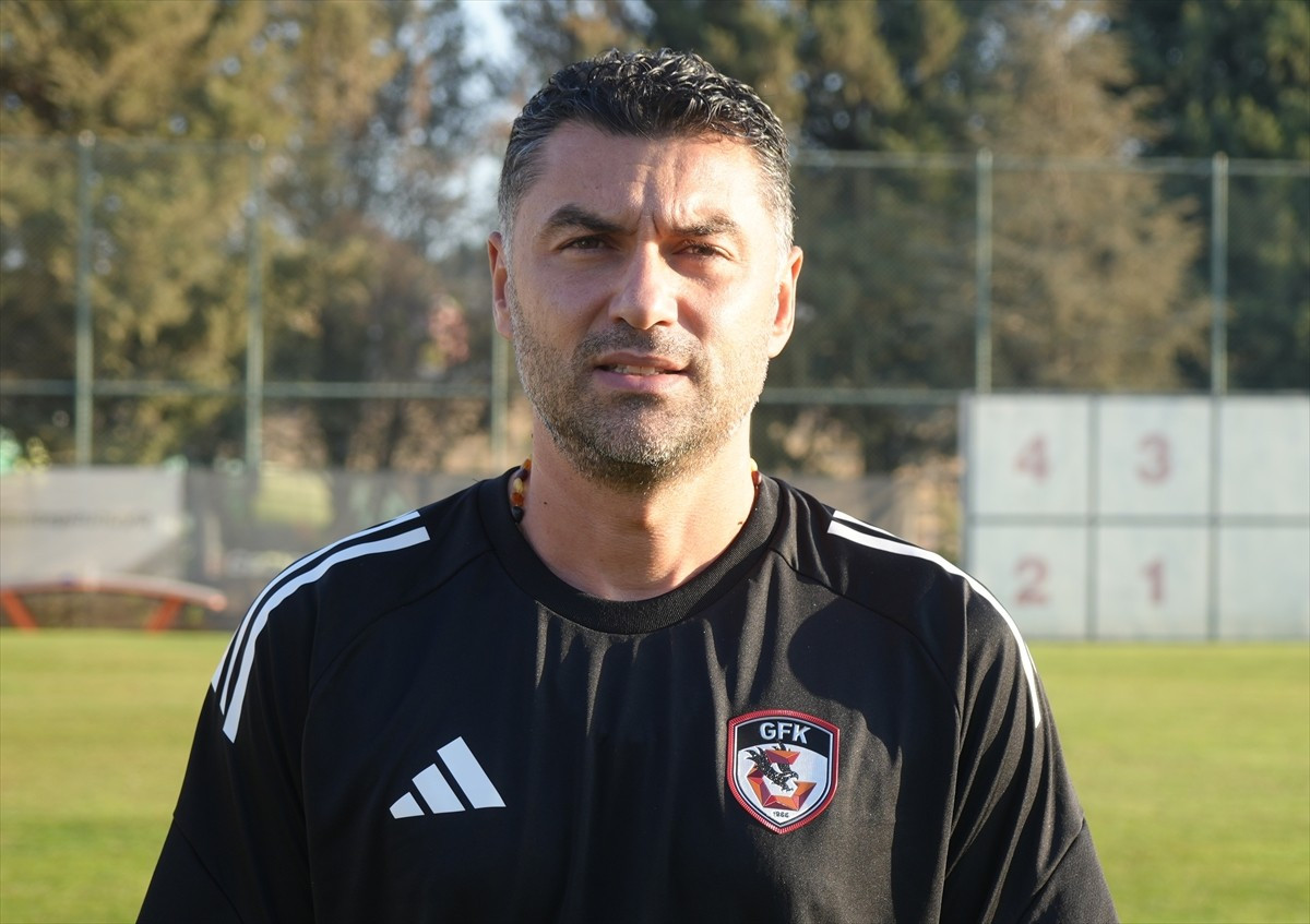 Gaziantep FK Teknik Direktörü Burak Yılmaz, kulüp tesislerinde gerçekleştirilen antrenman öncesi...