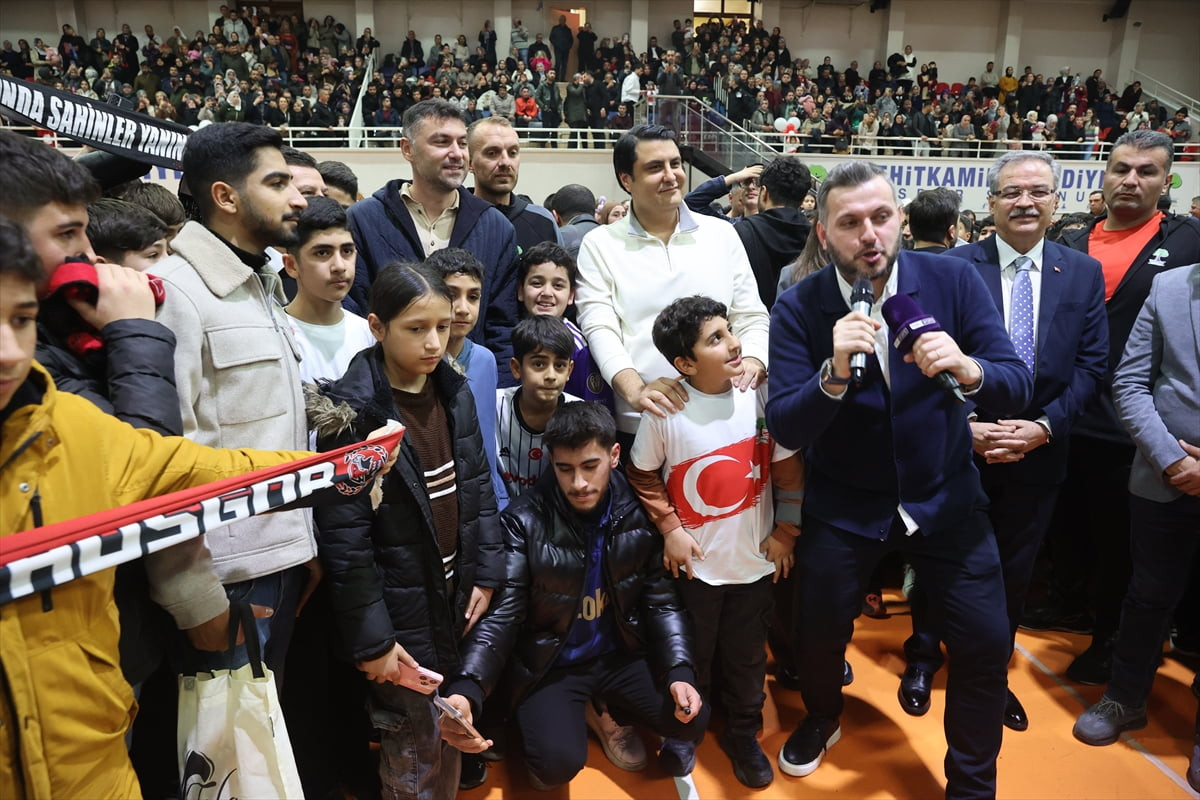 Gaziantep FK Teknik Direktörü Burak Yılmaz, "Çocuklar durmasın" etkinliğinde çocuklarla...