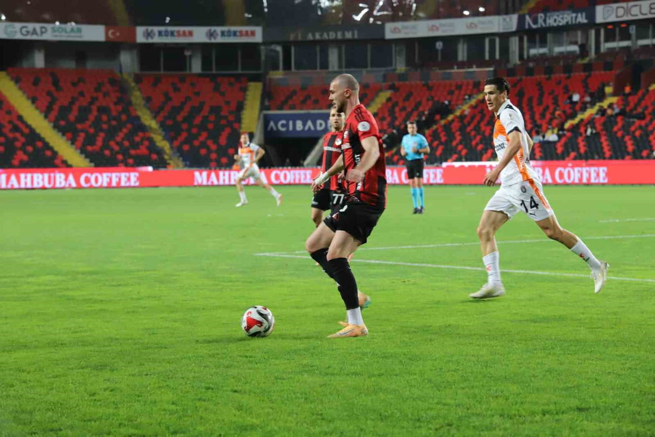 GAZİANTEP FUTBOL KULÜBÜ, TRENDYOL SÜPER LİG'İN 34. HAFTASINDA KONUK ETTİĞİ BAŞAKŞEHİR'E 2-1 MAĞLUP...