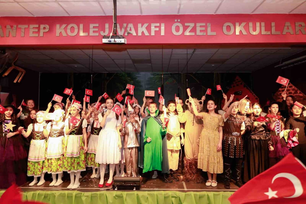 GAZİANTEP KOLEJ VAKFI’NDA DÜNYA KLASİKLERİ MÜZİKALLERLE SAHNELENİYOR