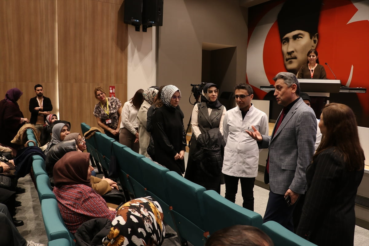 Gaziantep Şehir Hastanesi'ndeki Obezite Merkezi'nden mezun olan 23 hastaya sertifikaları verildi....