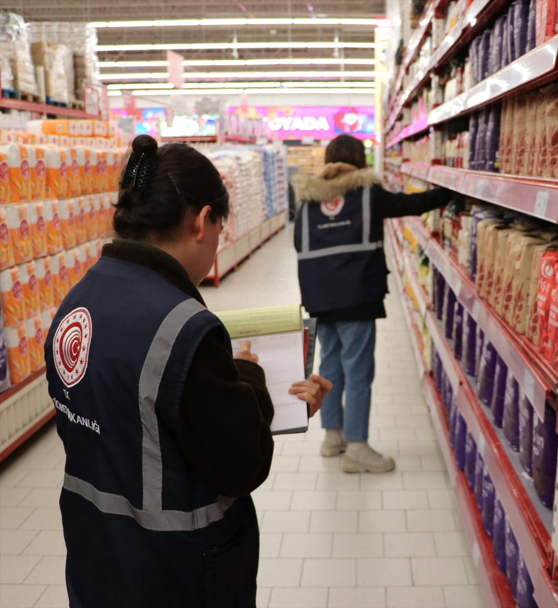 Gaziantep Ticaret İl Müdürlüğü ekipleri, tüketici haklarını korumak amacıyla kentte fiyat denetimi...
