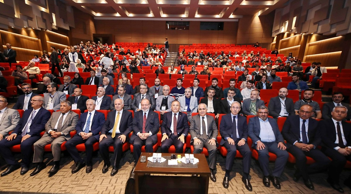 Gaziantep Üniversitesi (GAÜN) İlahiyat Fakültesi paydaşlığında düzenlenen “Ailenin Geleceği:...