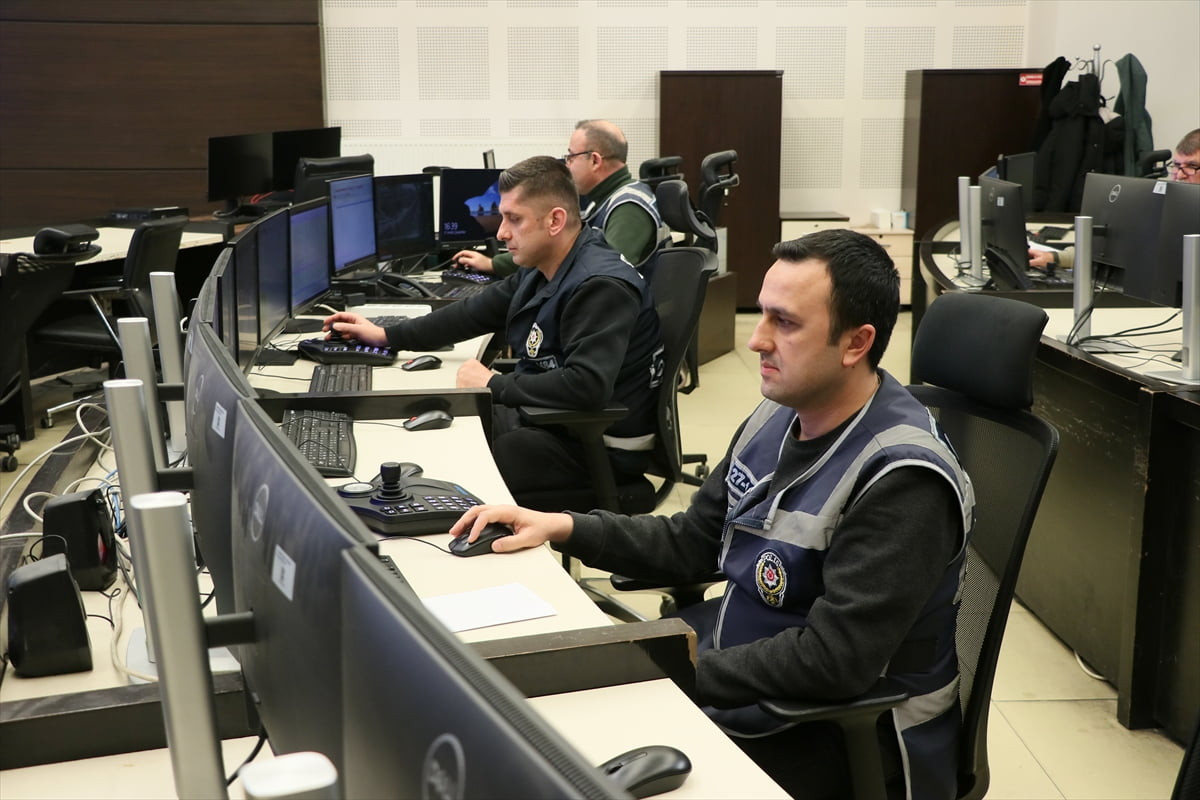 Gaziantep Valisi Kemal Çeber, birçok kurumun katılımıyla yılbaşında 2 bin 613 araç ve 12 bin 117...