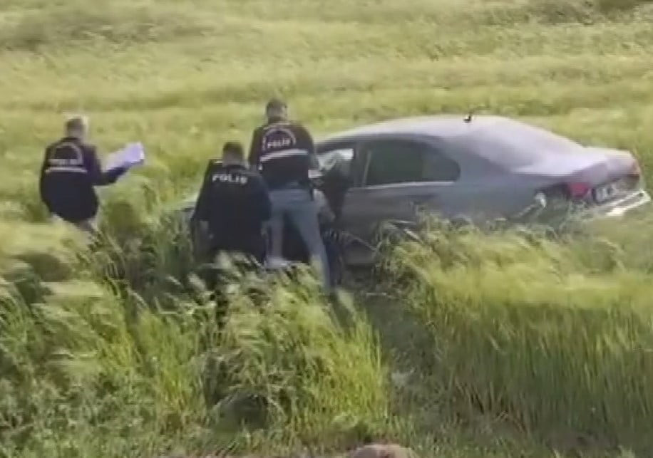 GAZİANTEP'İN İSLAHİYE ÇARPIŞAN İKİ OTOMOBİL SAVRULARAK YOL KENARINDAKİ TARLAYA DEVRİLDİ. KAZADA...