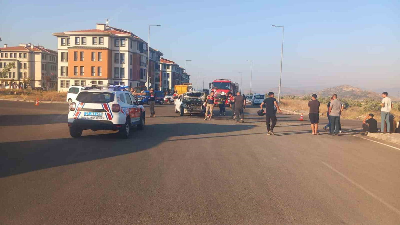 GAZİANTEP'İN İSLAHİYE İLÇESİNDE OTOMOBİL İLE HAFİF TİCARİ ARACIN ÇARPIŞMASI SONUCU 2'Sİ AĞIR 6...