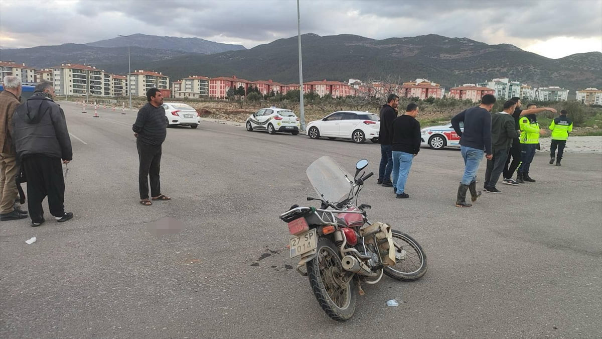 Gaziantep'in İslahiye ilçesinde otomobille motosikletin çarpışması sonucu 1 kişi öldü, 1 kişi...