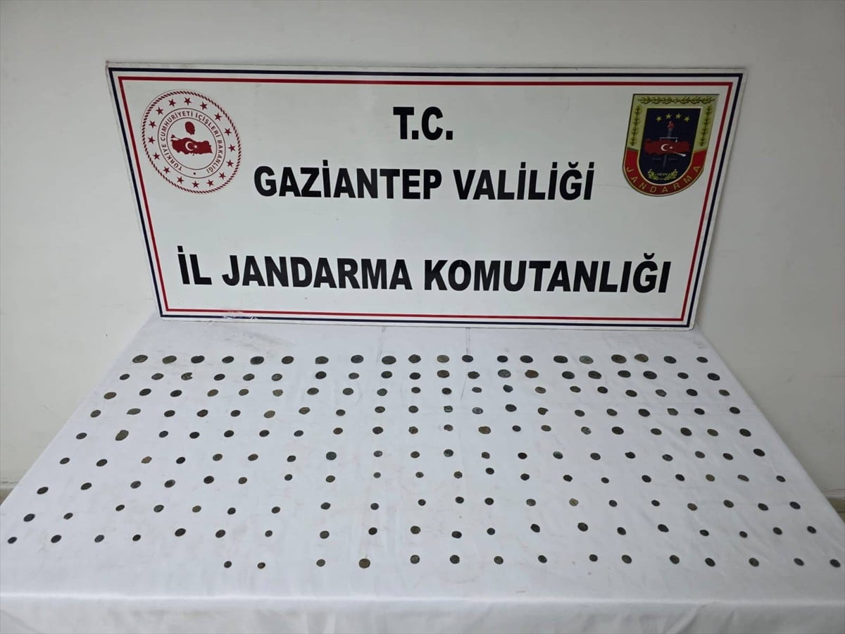  Gaziantep'in merkez Şahinbey ilçesinde düzenlenen tarihi eser operasyonunda 195 sikke ele...