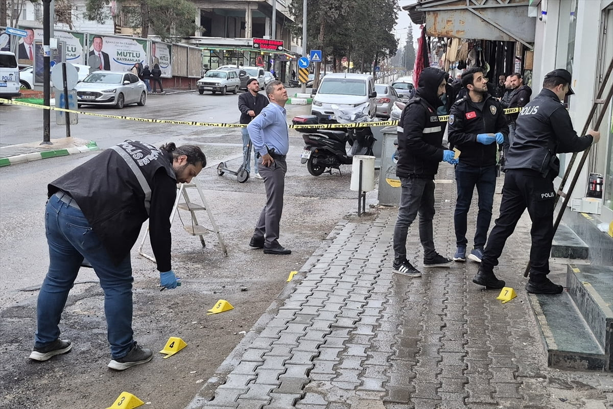 Gaziantep'in Nizip ilçesinde bir banka şubesine silahlı saldırı düzenlendi. Polis ekipleri, banka...