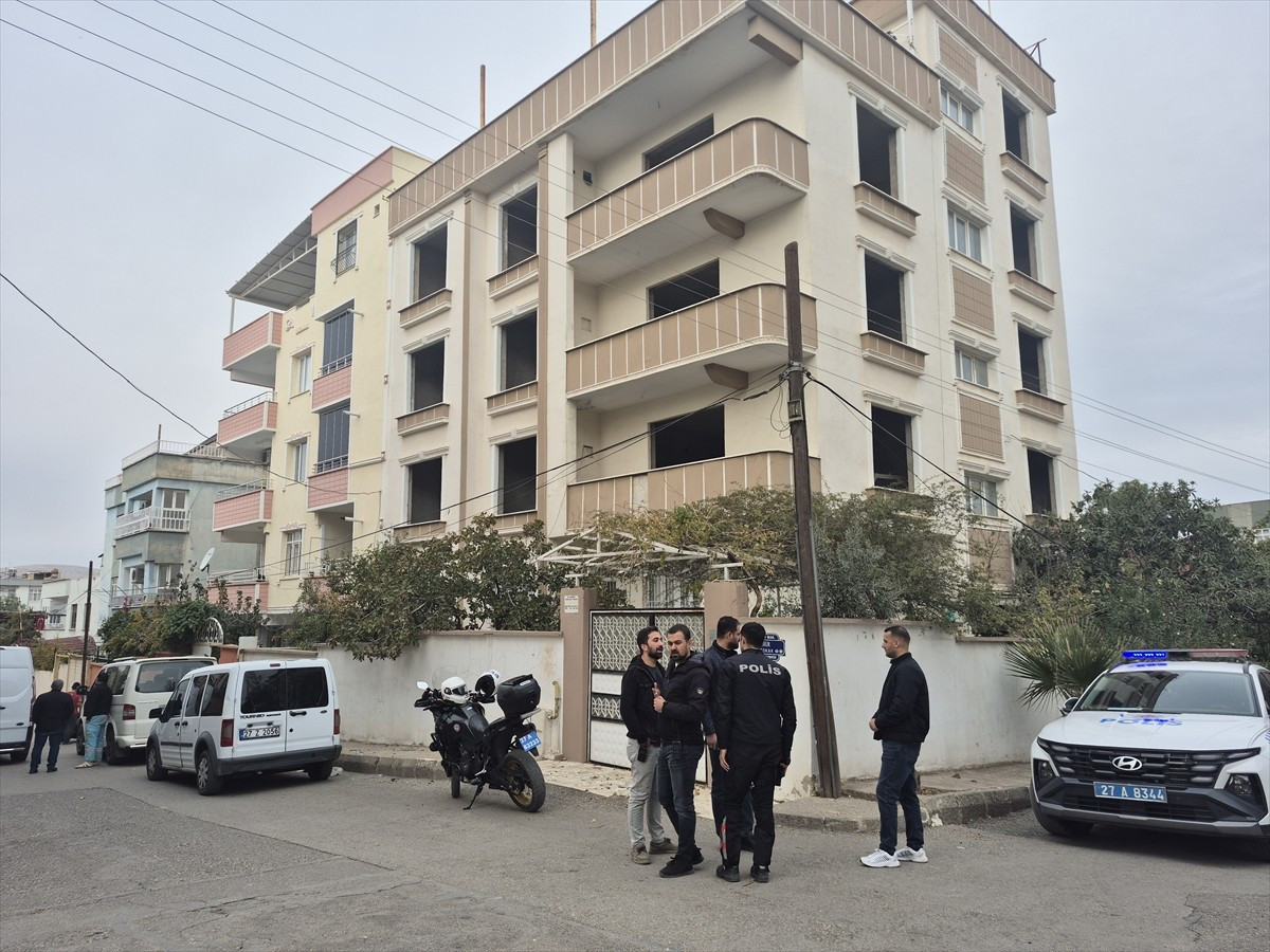 Gaziantep'in Nizip ilçesinde bir kişi tartıştığı karısını tabancayla öldürdü. İhbar üzerine olay...