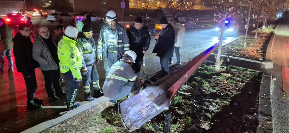 Gaziantep'in Nizip ilçesinde elektrik direğine çarpan otomobildeki 2 kişi yaralandı....