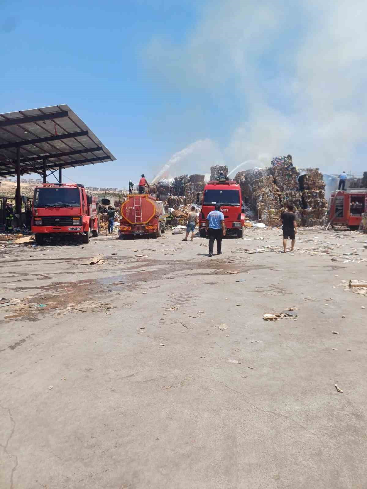 GAZİANTEP'İN NİZİP İLÇESİNDE FAALİYET GÖSTEREN BİR KAĞIT FABRİKASINDA ÇIKAN YANGIN PANİĞE NEDEN...