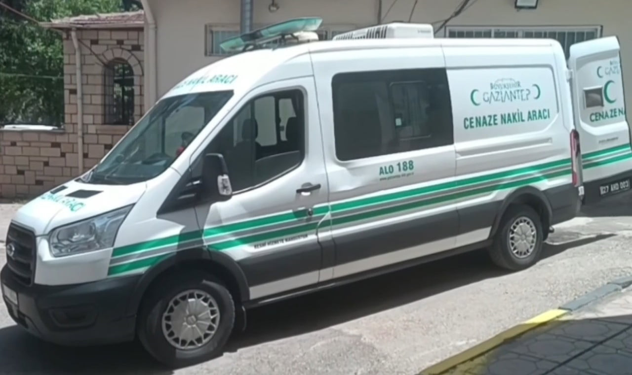 GAZİANTEP'İN NİZİP İLÇESİNDE GÖMLEĞİNİN AĞA DALINA TAKILMASI SONUCU DÜŞEREK KULLANDIĞI TRAKTÖRÜN...