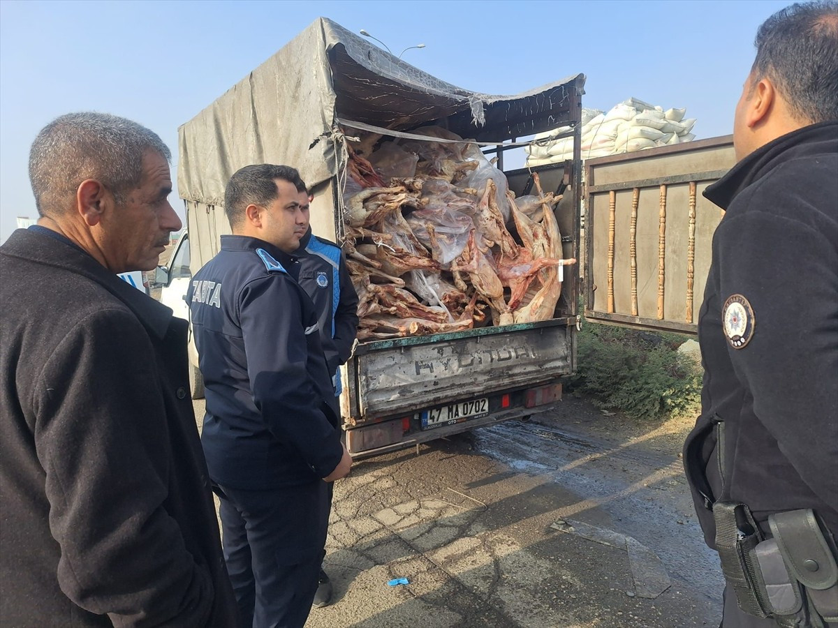 Gaziantep'in Nizip ilçesinde polis ekiplerince durdurulan bir araçta ele geçirilen 1 ton 900...