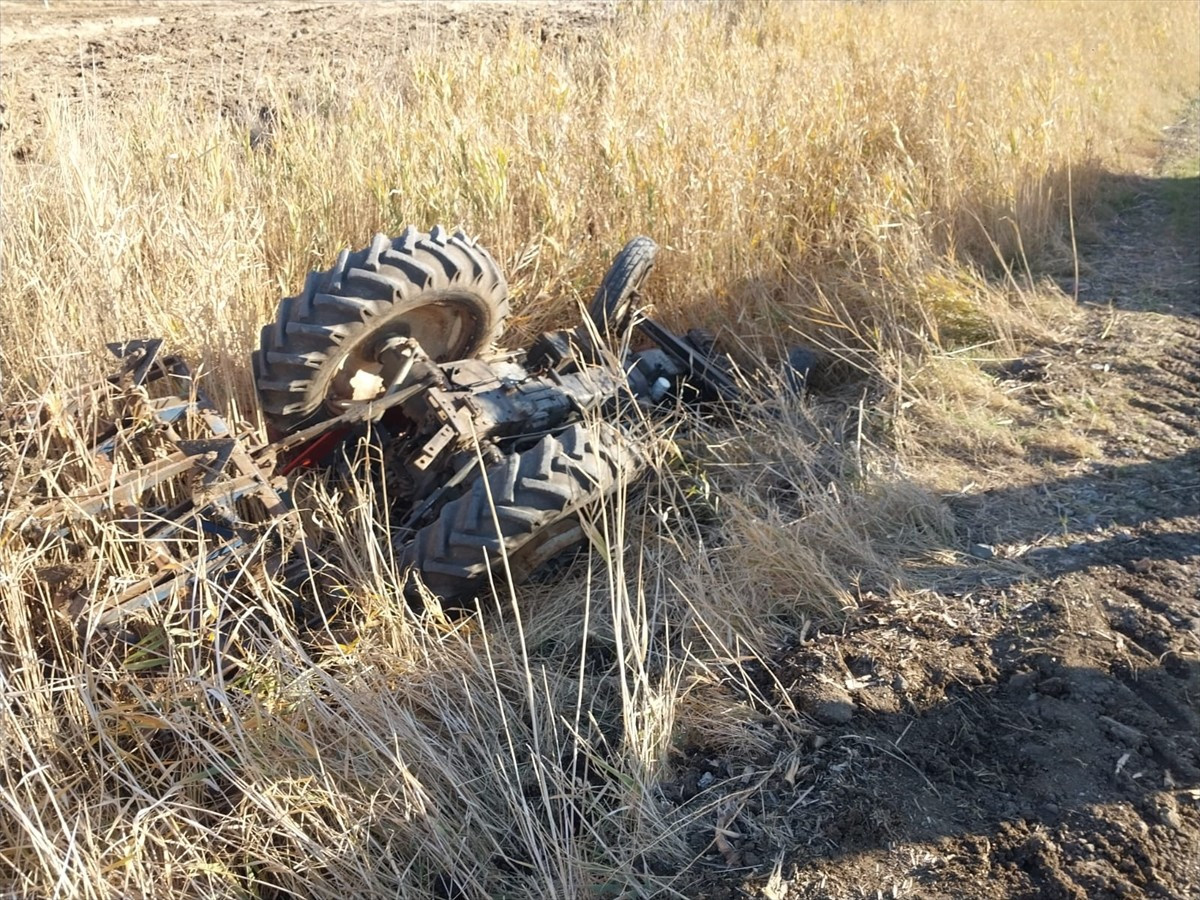 Gaziantep'in Nurdağı ilçesinde devrilen traktörün sürücüsü hayatını kaybetti.