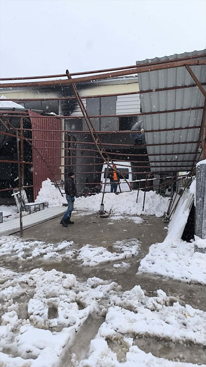 Gaziantep'in Nurdağı ilçesinde etkili olan kar yağışı nedeniyle 10 iş yerinin çatısı...
