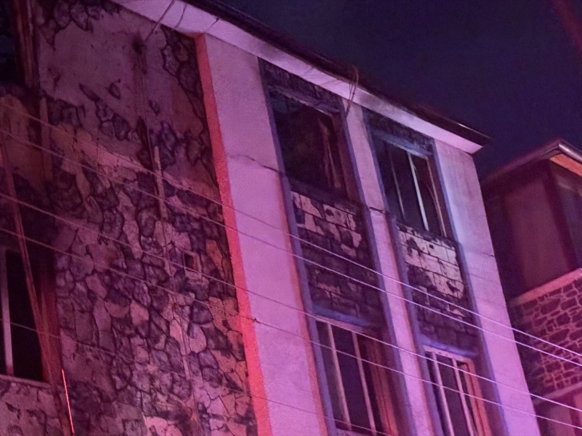 Gaziantep'in Şahinbey ilçesinde 4 katlı rezidansta çıkan yangın itfaiye ekiplerince...