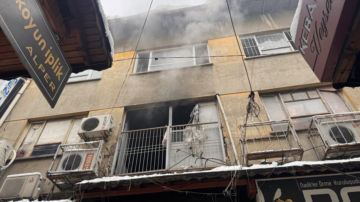 Gaziantep'in Şahinbey ilçesinde bir iş yerinde çıkan yangında dumandan etkilenen 6 kişi hastaneye...