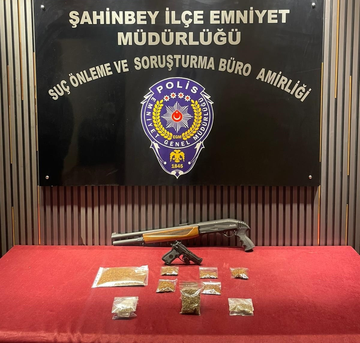 Gaziantep'in Şahinbey ilçesinde düzenlenen uyuşturucu operasyonunda 3 zanlı gözaltına alındı....