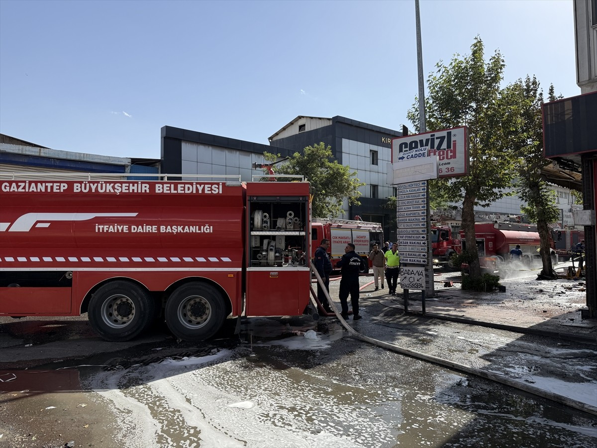 Gaziantep'in Şehitkamil ilçesindeki bir iş yerinde çıkan yangın söndürüldü.