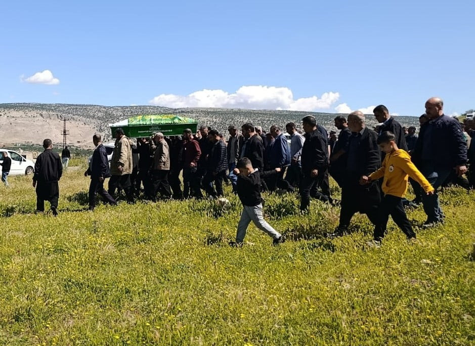 GAZİANTEP'İN YAVUZELİ İLÇESİNDE DEDESİNİN GERİ MANEVRA YAPTIĞI ARACIN ALTINDA KALAN 1,5 YAŞINDAKİ...