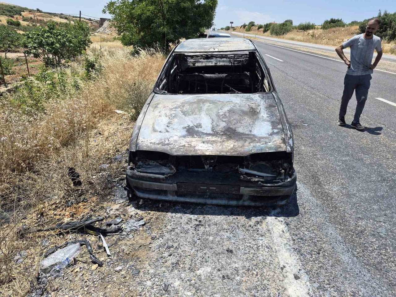 GAZİANTEP'İN YAVUZELİ İLÇESİNDE SEYİR HALİNDEKİ OTOMOBİL YANARAK KULLANILAMAZ HALE GELDİ.